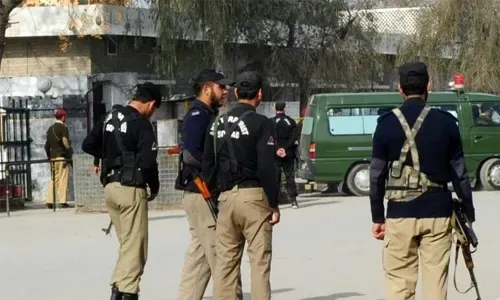 انتحاري من طالبان يقتل 26 شخصاً في شمال غرب باكستان