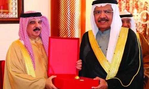 جلالة الملك يهنئ نادي البحرين للتنس