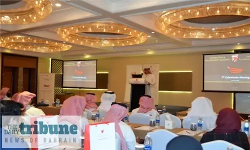 خبراء يستعرضون أنظمة المراقبة المركزية لتكنولوجيا المعلومات
