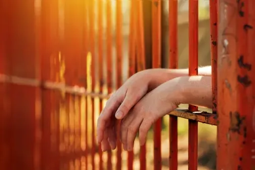 منظمات غير حكومية تدق ناقوس الخطر بشأن وفيات السجناء وسط موجة الحر في تونس
