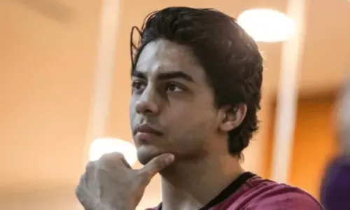زُعم أن آريان خان كان يتعاطى المخدرات منذ أربع سنوات؛ وبكى بحرقة أثناء استجواب مكتب مكافحة المخدرات