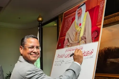 سيدات وسادة فندق الريتز-كارلتون، البحرين يوقعون على عهد الولاء والانتماء