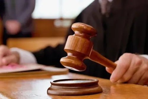 امرأة تواجه المحاكمة بتهمة الاتجار بالبشر