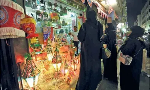 الفوانيس تعكس بهجة رمضان مع ازدهار تجارة الزينة في المملكة العربية السعودية