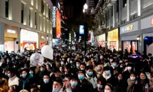 حشود تملأ شوارع مدينة ووهان الصينية التي تضررت من الوباء احتفالاً بالعام الجديد