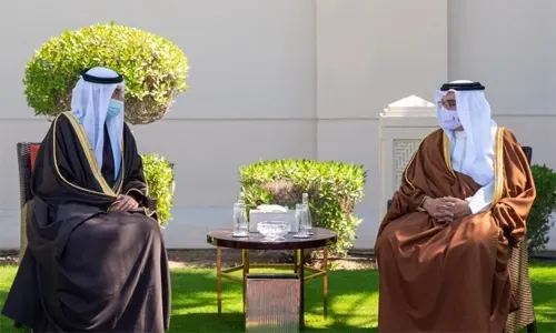 سمو ولي العهد رئيس مجلس الوزراء يتسلم نسخة من كتاب «أمجاد الرفاع: الماضي والحاضر» من محافظ الجنوبية