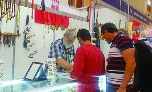 جيولوجي رحالة من بولندا يبيع قطع كهرمان نادرة