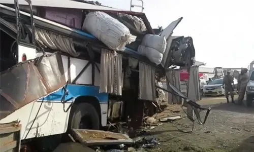 مقتل 27 شخصاً على الأقل في تصادم حافلتين بباكستان