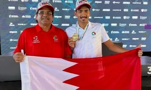 عمر حمزة يفوز بفئة تحت 23 عاماً في سباق الترياثلون بإسبانيا