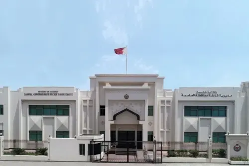 القبض على رجل في البحرين بتهمة الاحتيال على متاجر وفنادق بمعاملات وهمية