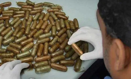 ضبط مهرب في مطار جدة بحوزته هيروين