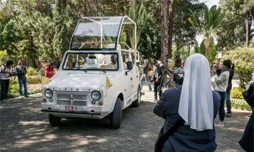البابا يتنقل في سيارة "باباموبيل" محلية الصنع في مدغشقر