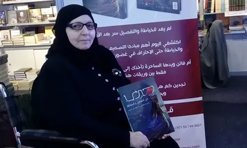 خبيرة أزياء ثمانينية مقعدة على كرسي متحرك