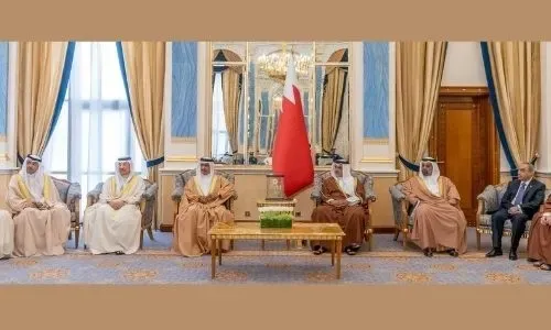 صاحب السمو الملكي الأمير سلمان بن حمد يمنح 19 مركزاً للخدمات الحكومية تصنيف «الذهبي» للتميز