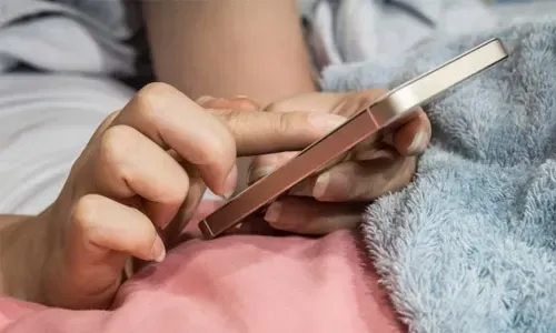 «التجسس عبر الهاتف المحمول» سبب رئيسي لحالات الطلاق في السعودية