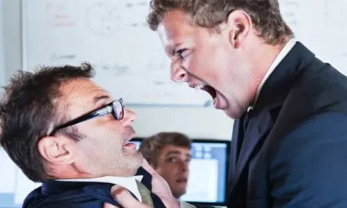 موظف في كافتيريا بالبحرين يتهم صاحب عمله السابق بالتحرش