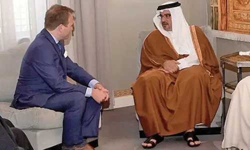 القس مور يشيد بنموذج البحرين