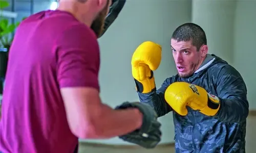 فريق KHK MMA للقتال يستعد لعمليات الوزن الرسمية