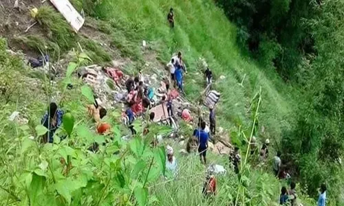 مقتل 25 شخصاً في حادث تحطم حافلة بنيبال