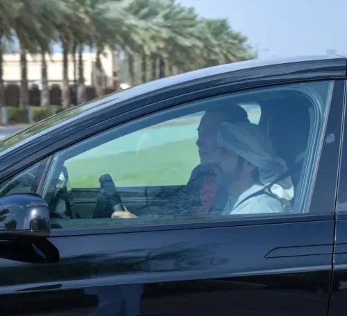 إيلون ماسك يلمح إلى إطلاق محتمل لنظام تسلا للقيادة الذاتية الكاملة في الإمارات