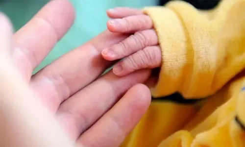 امرأة تضع مولودة أنثى على متن طائرة