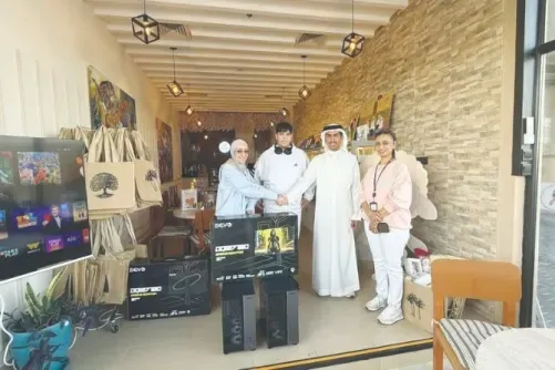 طالب في الصف الثاني عشر بمدرسة بيان البحرين يتبرع بحاسوب مخصص لمركز التوحد