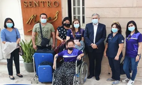 مريضة فلبينية تعود إلى بلادها بعد إصابتها بجلطة في البحرين