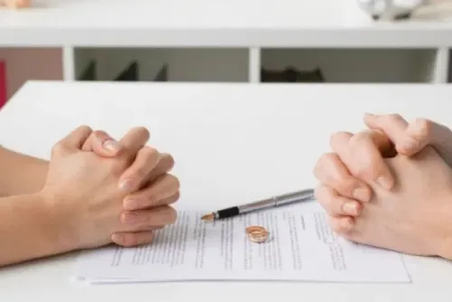 رجل يرفض سداد 2500 دينار بحريني، والمحكمة تنصف زوجته السابقة