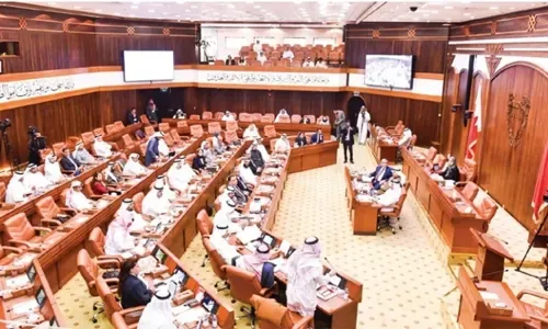 نواب يطالبون بقصر الوظائف الحكومية على البحرينيين فقط