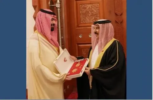 جلالة الملك المعظم يمنح السفير السعودي المغادر وسام البحرين من الدرجة الأولى