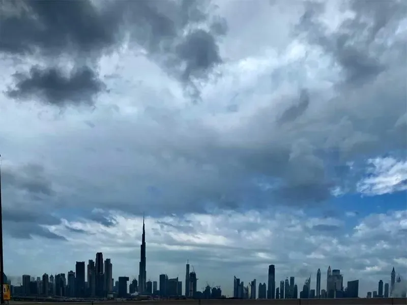 شاهد: هطول أمطار غزيرة في دبي صباح الأربعاء