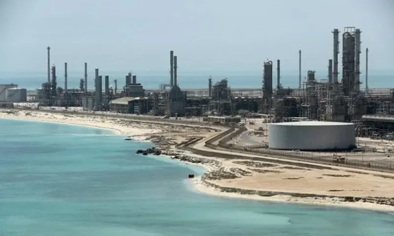 السعودية توقف شحنات النفط في ممر البحر الأحمر