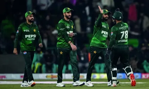 Spin-heavy Pakistan hit form, but India boycott risks early T20 exit