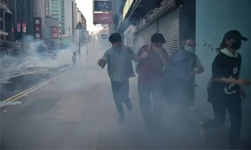 استخدام الغاز المسيل للدموع وخراطيم المياه مع تحدي الحشود للحظر في هونغ كونغ