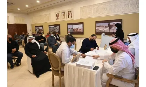 بحرينيون يتسلمون وحداتهم السكنية في شرق سترة وشرق الحد