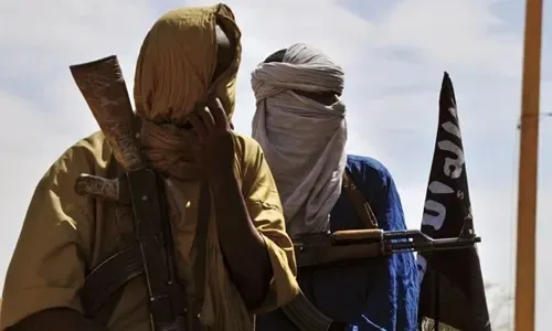 سجن ثلاثة رجال لانضمامهم إلى تنظيم إرهابي
