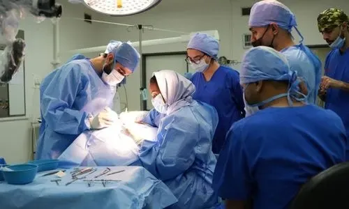 بحريني يخضع لعملية جراحية لإنقاذ حياته في مجمع السلمانية الطبي