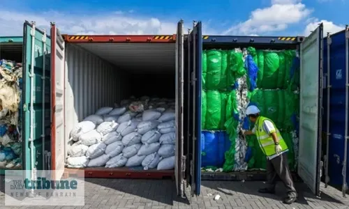 بريطانيا توافق على استعادة نفايات بلاستيكية من ماليزيا