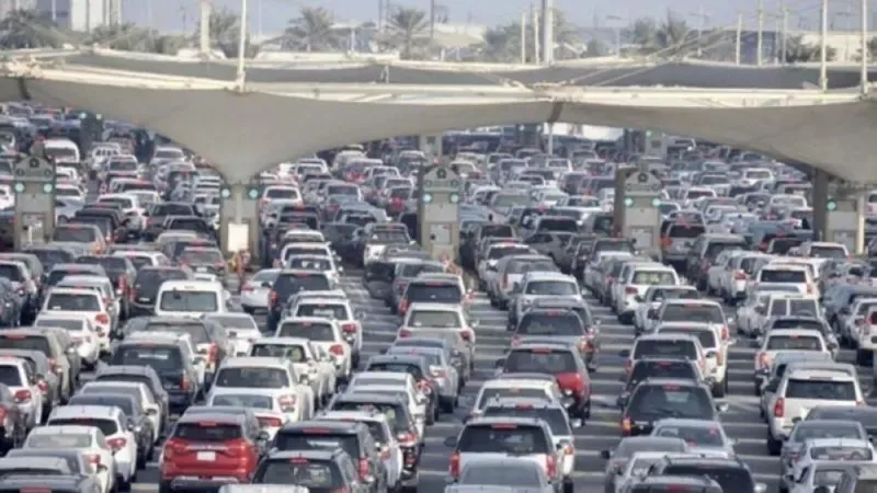 السماح للسعوديين بالدخول دون إجراءات حدودية بعد ازدحام مروري خانق