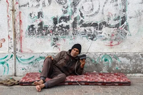 أجهزة الراديو تعود للواجهة في غزة التي مزقتها الحرب