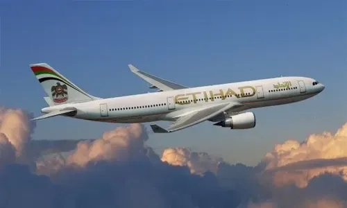طيران الاتحاد الإماراتية تعلق رحلاتها إلى قطر
