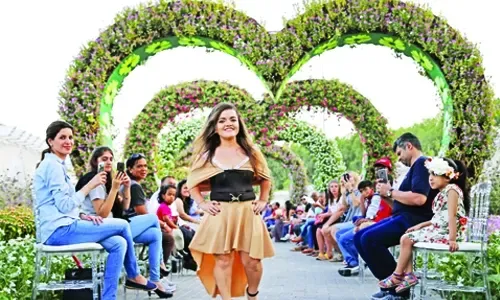 نساء صغيرات القامة يفرضن حضورهن في عرض أزياء بدبي