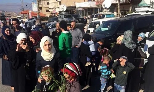 قافلة من مسلحي المعارضة السورية الذين تم إجلاؤهم تعبر إلى لبنان