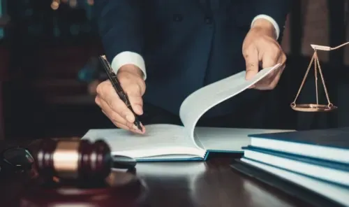 إيقاف تنفيذ حكم بالسجن بعد سداد ديون شيكات بقيمة 36,400 دينار بحريني