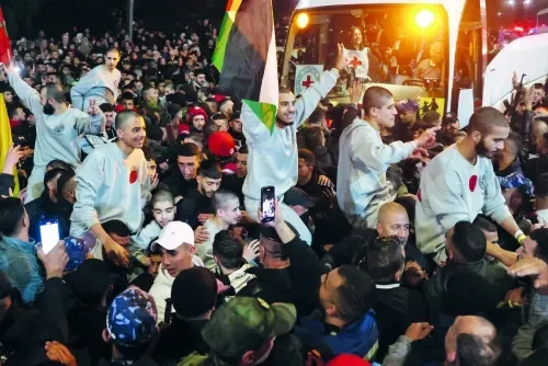 فلسطينيون مفرج عنهم من السجون الإسرائيلية يعودون إلى أحضان ذويهم