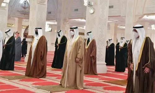 جلالة الملك يؤدي صلاة الجنازة على جثمان المغفور له بإذن الله تعالى صاحب السمو الملكي الأمير خليفة بن سلمان آل خليفة