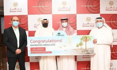 فوز عميلين من بنك الإثمار بجائزة قدرها 100 ألف دولار أمريكي لكل منهما في السحب الربع سنوي الثالث لبرنامج ثمار