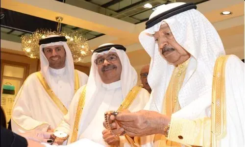 جواهر وأحجار كريمة متلألئة في معرض الجواهر العربية