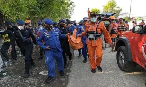 At least seven dead in Indonesia boat selfie accident