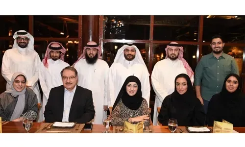 بنك الإثمار يحتفي بالنجاح الأكاديمي لموظفيه